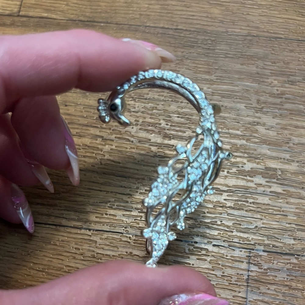 Ear cuff jewelry that fits around your entire ear brand new